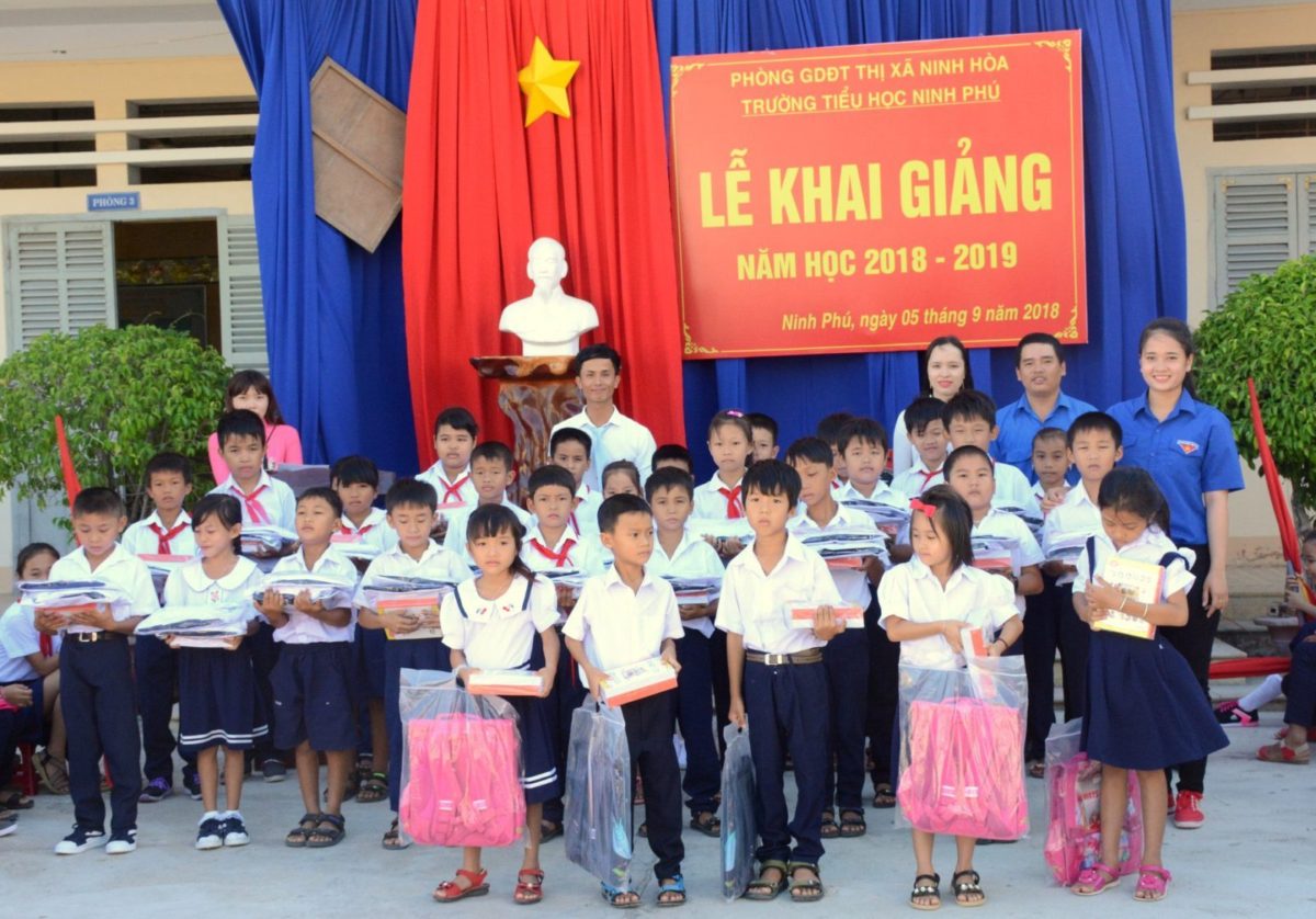 Cty CP Du lịch Long Phú trao quà tại Trường Tiểu học Ninh Phú